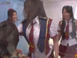 Fantastico giapponese alunni eccitazione e spogliarello in anteriore di loro colleagues