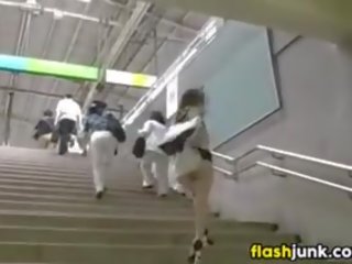 Japansk dame naken i offentlig på en subway