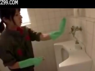Mosaic: bewitching cleaner daje maniak robienie loda w lavatory 01