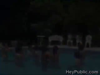 Hardt opp japansk skjønn spille alle naken i den basseng